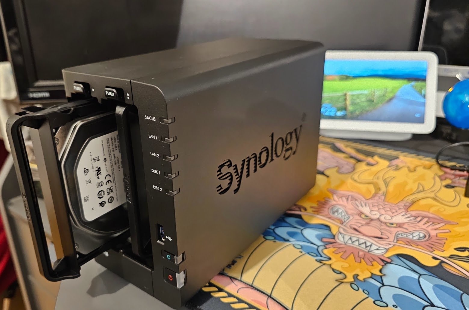 Le serveur Synology DS224+ et ses deux disques HAT3300. © Johnson Latouche pour Clubic
