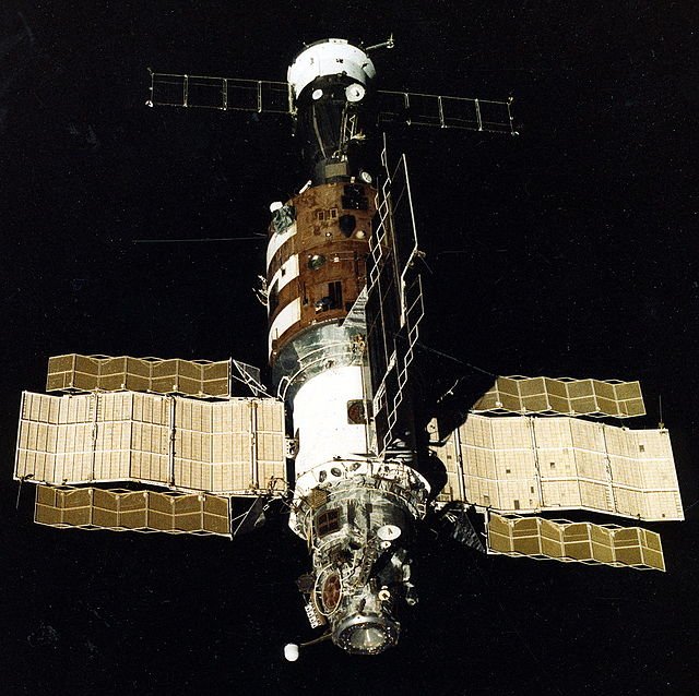 La station Saliout-7 avait à la fin 1984, un set de 3 grands panneaux solaires fixes. Crédits URSS/N.A. via spacefacts.de