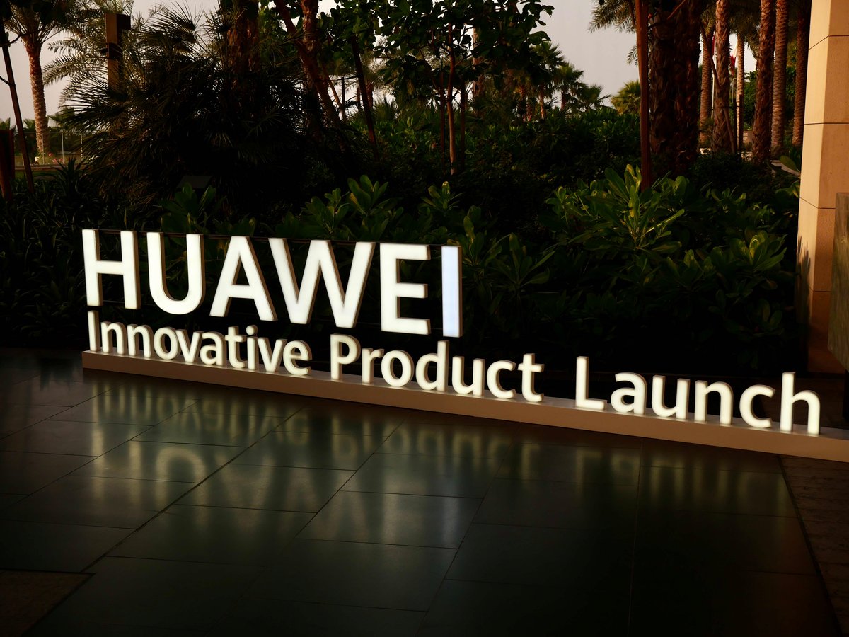 Logo de Huawei lors d'un événement organisé à Dubai ce 7 mai © Clubic