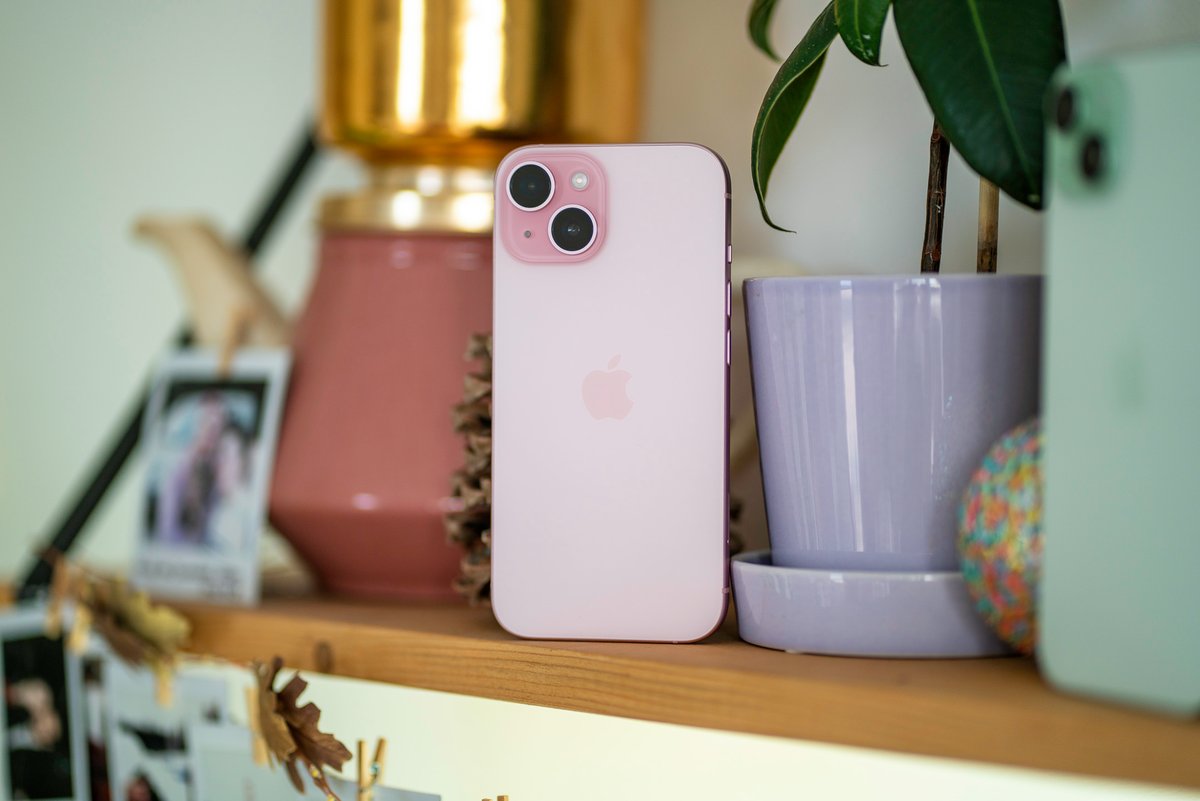 L'iPhone 15 possède un élégant dos en verre mat. Trop mignon en rose ! ©Pierre Crochart pour Clubic