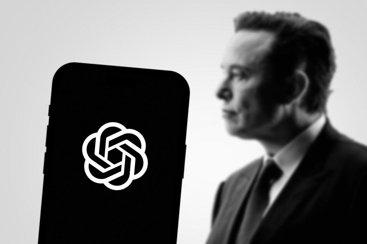 Le logo d'OpenAI affiché sur un smartphone, avec Elon Musk en fond © Shutterstock