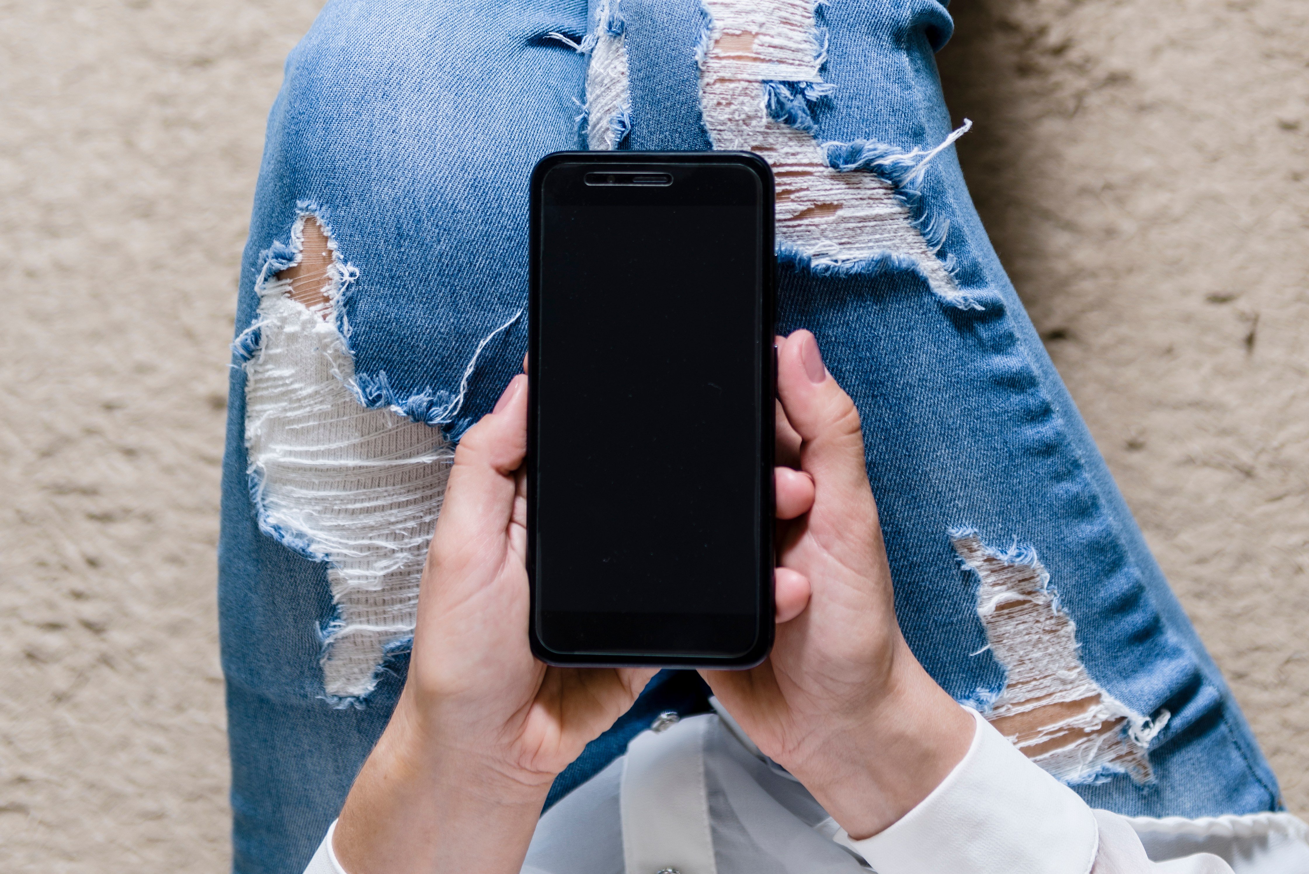 Les smartphones cassés et les jeans troué seront logés à la même enseigne © Julio Ricco / Shutterstock