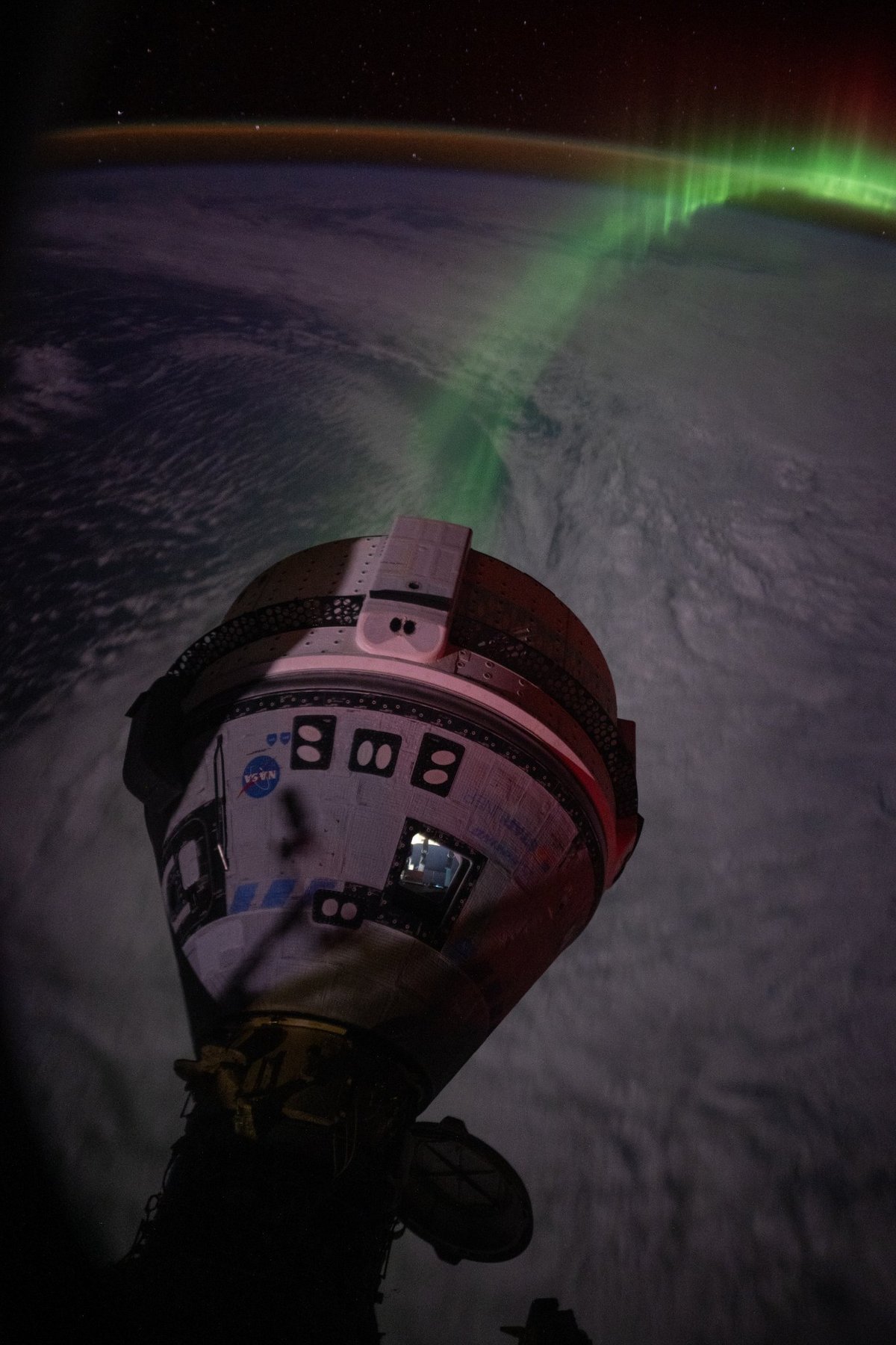 La capsule Starliner sur un fond d'aurore boréale. Et non, il ne s'agit pas de sa fuite ! © NASA / M. Dominick