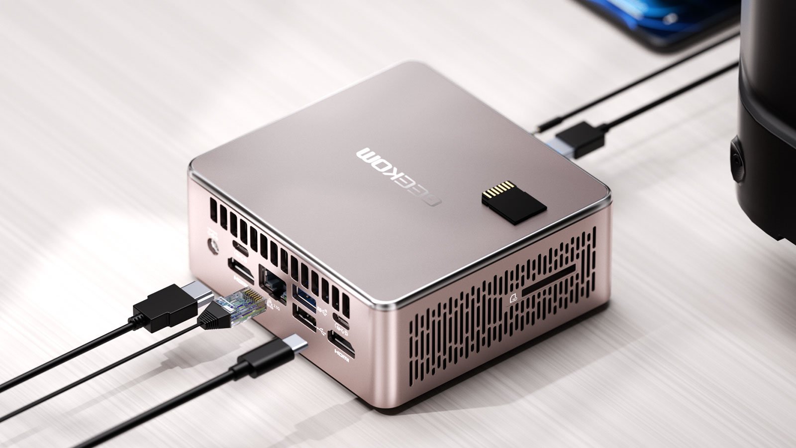 Les ventes flash de printemps sur Amazon sont l'occasion pour GEEKOM de proposer deux mini PC AMD à des tarifs réduits. ©Geekom