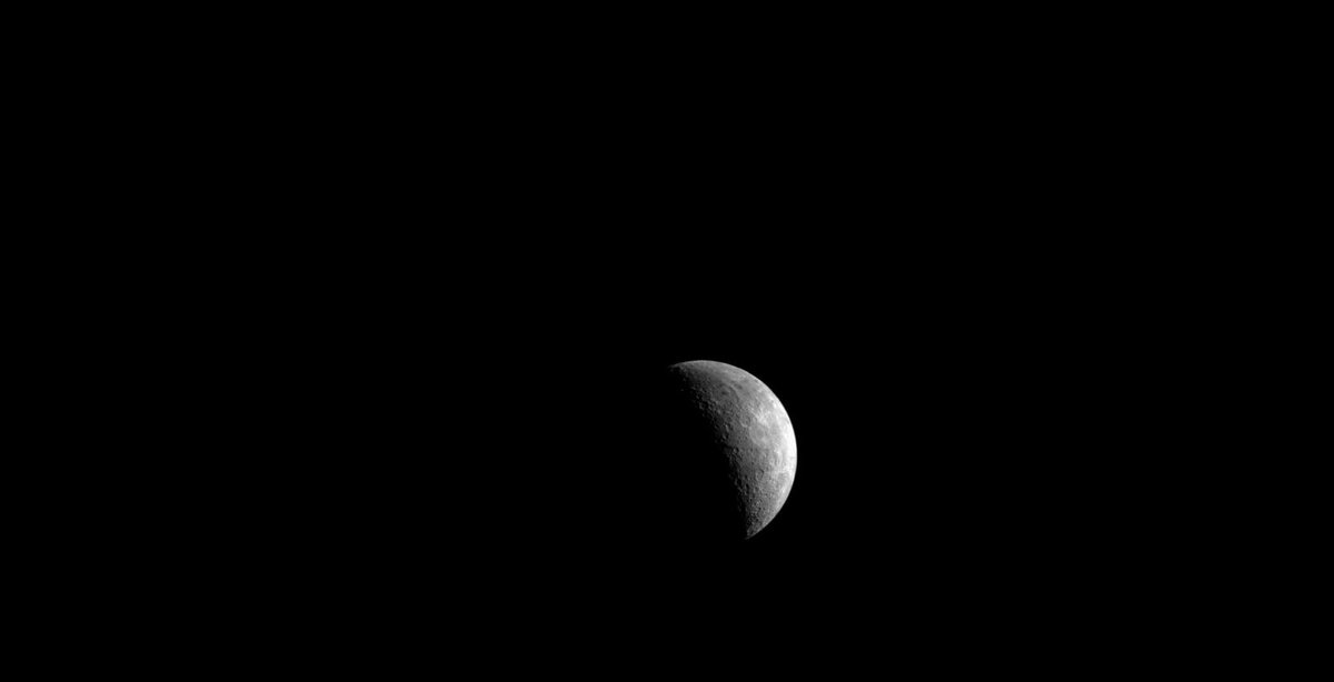 La Lune, vue d'ailleurs que la Terre... Elle n'a évidemment pas le même profil, puisqu'elle nous montre toujours le même côté ! Elle est aussi au centre de l'attention, avec pas moins de 4 missions dédiées vers elle en 2022. Crédits NASA/ESA