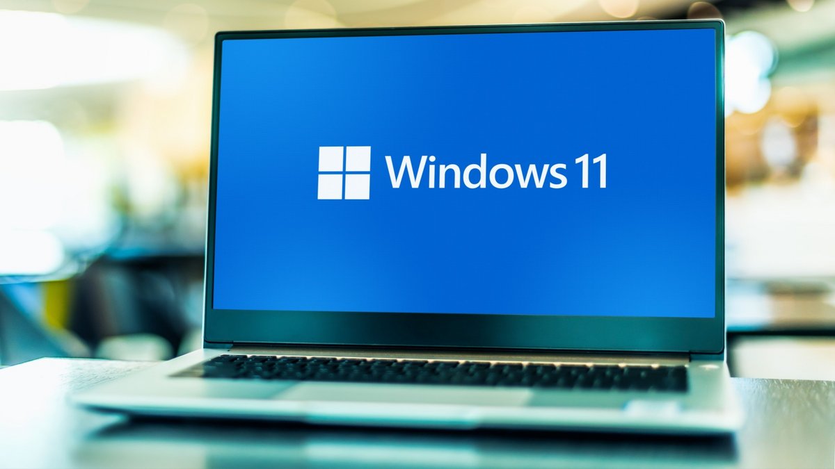 Windows 11 affiché sur un ordinateur © Shutterstock