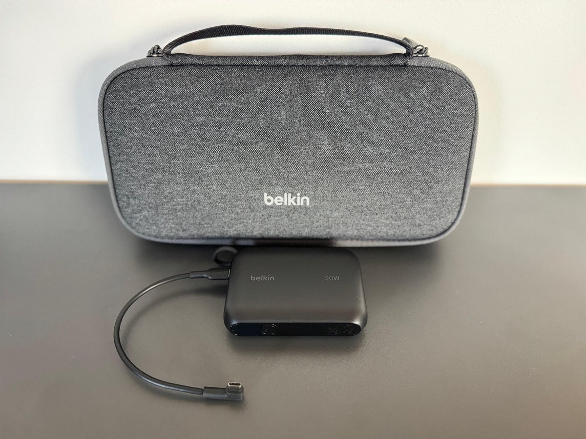 Il est tout à fait possible d'extirper la batterie de son emplacement. ©Stéphane Ficca / Clubic