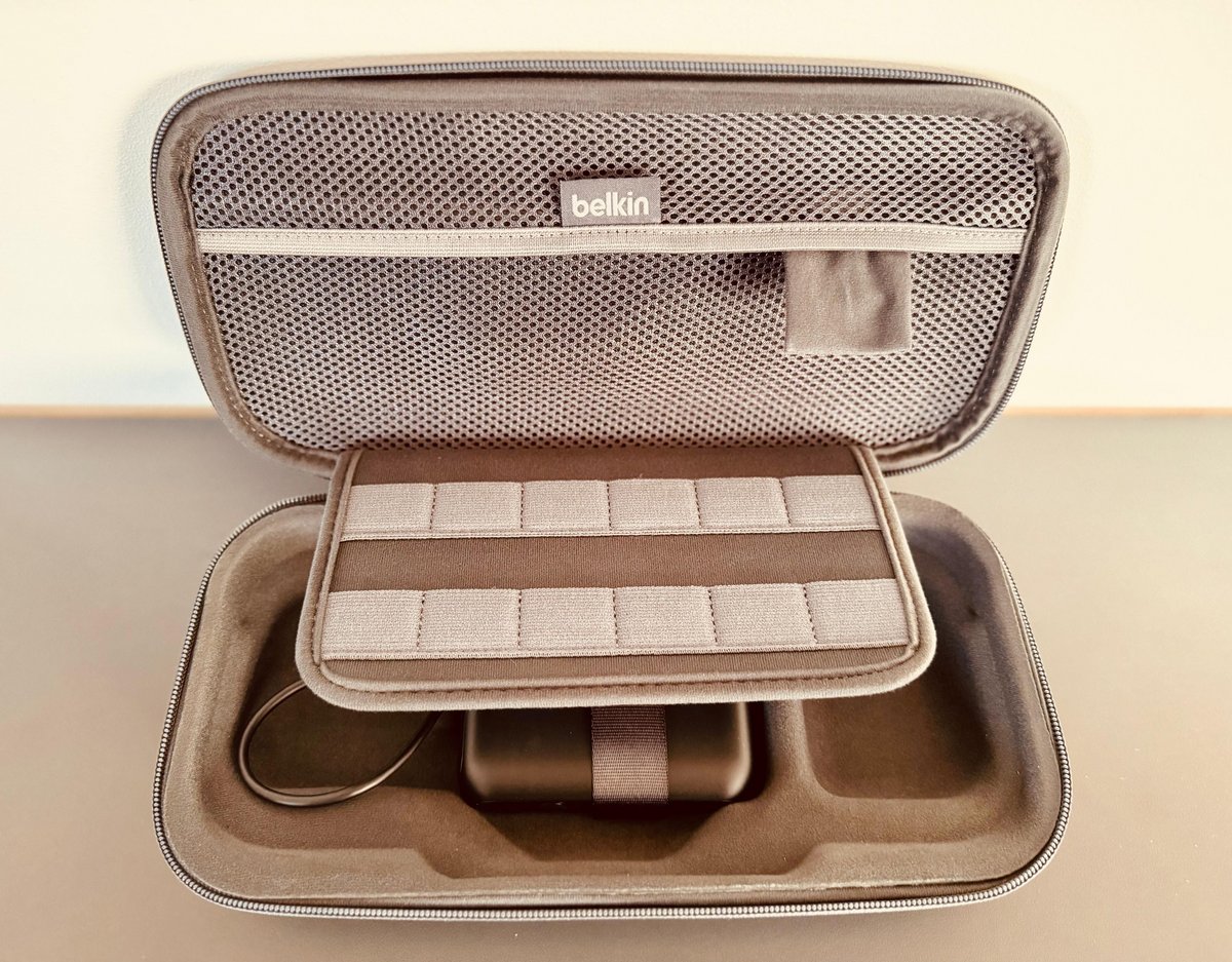 A l'intérieur, un filet pour les accessoires, douze pochettes de rangement pour les cartouches et un port AirTag. ©Stéphane Ficca / Clubic