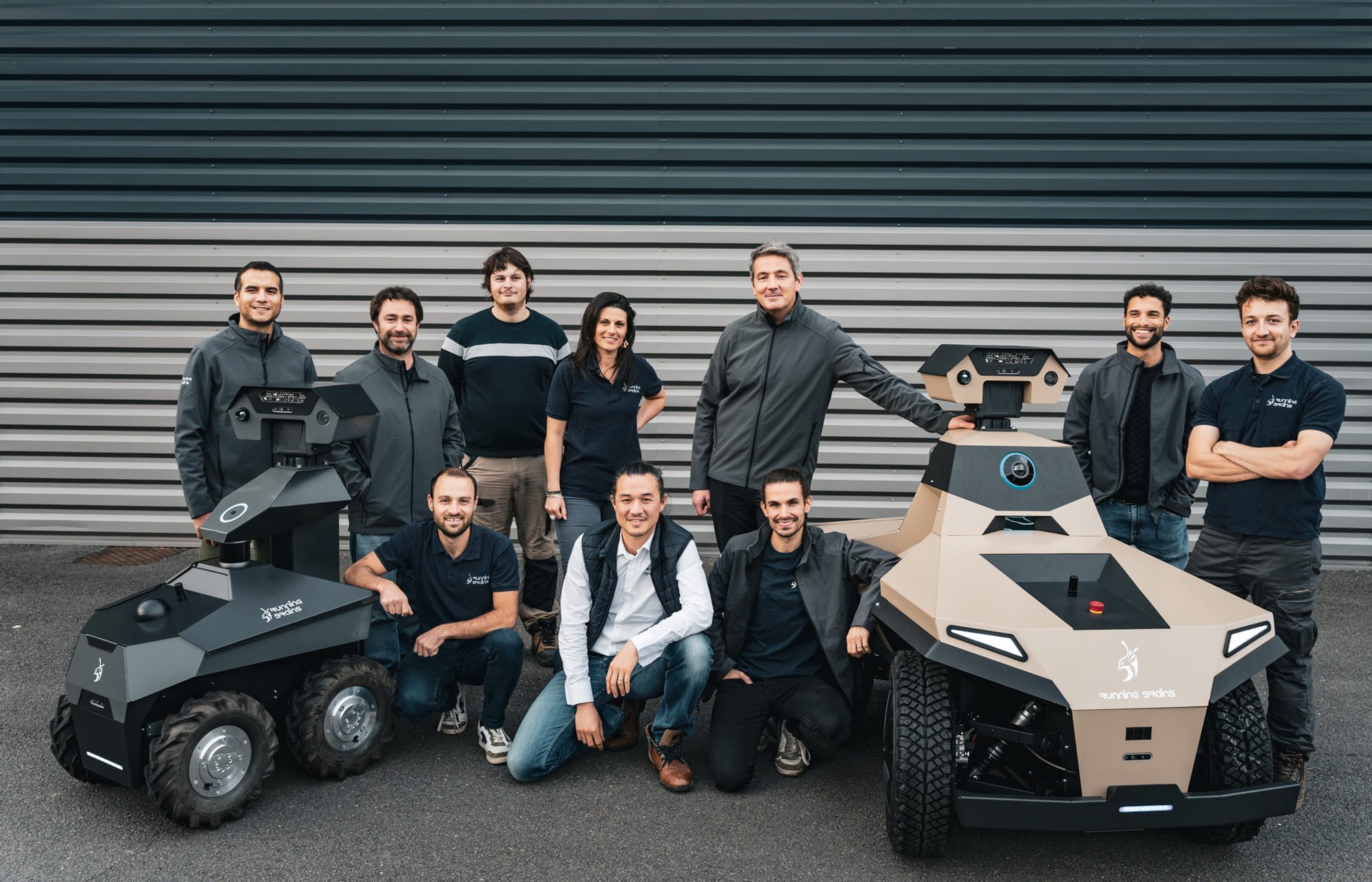 À gauche, on aperçoit le robot GR100, et le GR200 à droite, avec ses allures de quad. © Running Brains Robotics