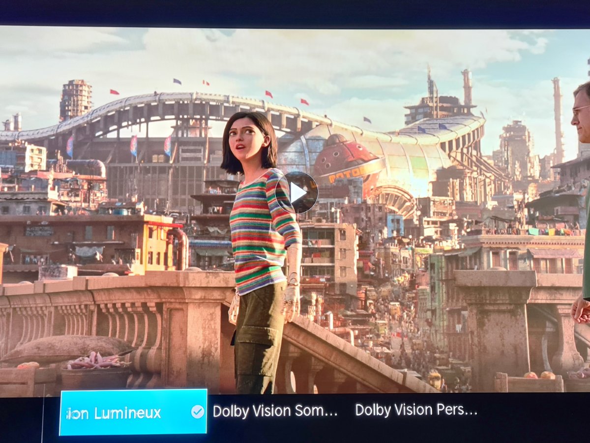 À gauche le mode "Dolby Vision Lumineux", à droite "Dolby Vision Sombre"