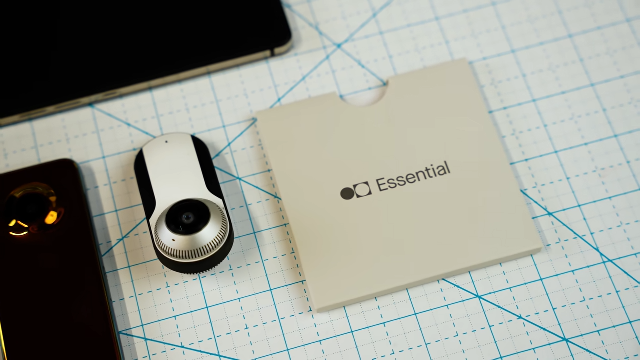 Lorsque Nothing rachète Essential en 2021, ce n'est pour le design atypique de ses smartphones... © Nothing