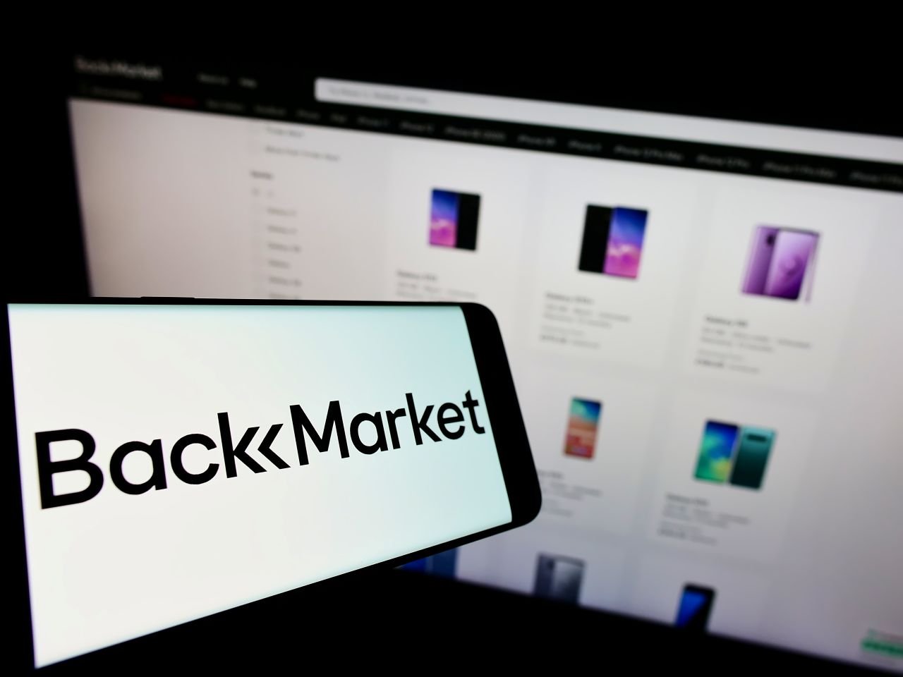 Les kits de maintenance iFixit seront désormais disponibles sur la marketplace de Back Market, permettant aux utilisateurs de réparer eux-mêmes leurs appareils. L'application Back Market proposera quant à elle des outils de diagnostic pour mesurer l'état de santé des appareils et des conseils d'entretien pour prolonger leur durée de vie - ©T.Schneider / Shutterstock