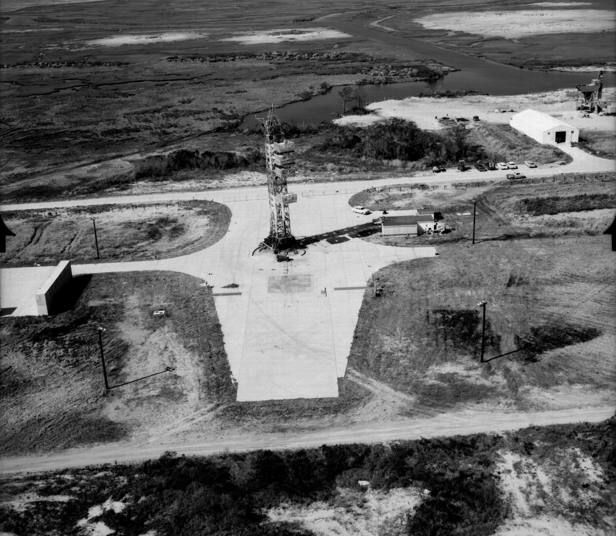 Le site de lancement de Scout à Wallops, en Virginie. Notez la voiture, pour l'échelle © NASA