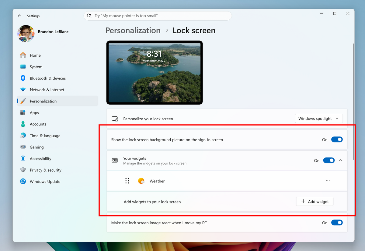Temporairement suspendus, les widgets reviennent progressivement sur l'écran de verrouillage Windows 11. © Microsoft