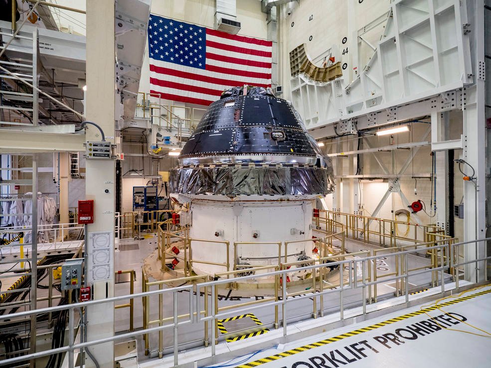 La capsule Orion en préparation, avec son module de service européen. Elle sera un jour réutilisable... Crédits NASA