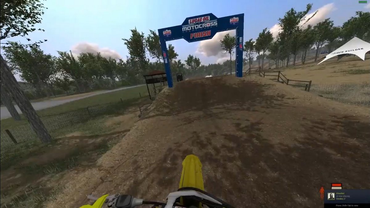 Vue à la première personne sur un circuit cross. Le jeu mise sur l'immersion totale, avec un terrain dynamique et une moto qui réagit au moindre détail. - © MX Bikes