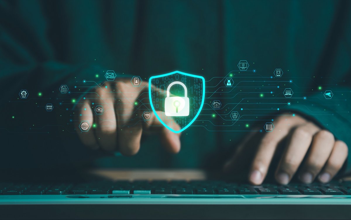 Le chiffrement de bout en bout protège le contenu, le VPN sécurise le réseau. © Love You Stock / Shutterstock