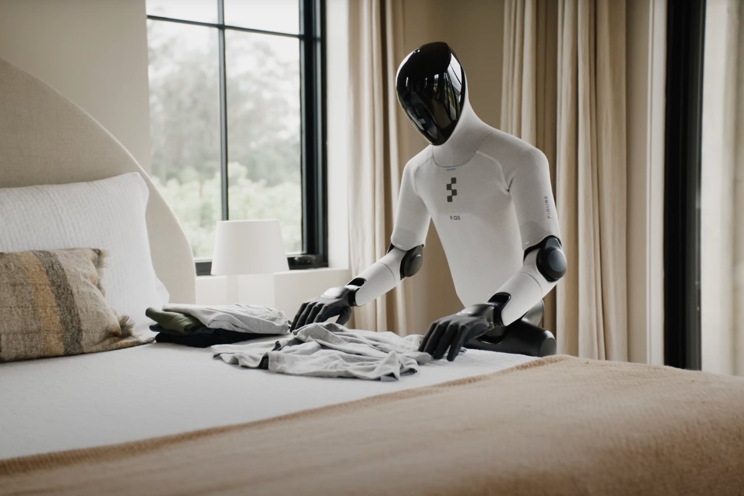 Le robot Figure en train de plier du linge. ©Figure AI