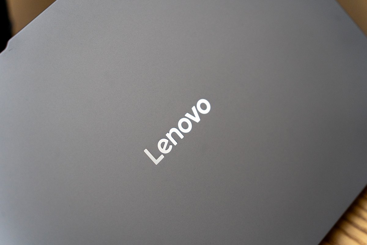 Le logo Lenovo sur le capot © Nathan Le Gohlisse pour Clubic