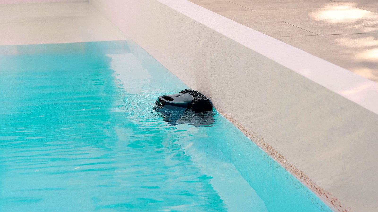 Une aspiration puissante, un nettoyage complet du fond aux parois jusqu’à la ligne d’eau ©Beatbot