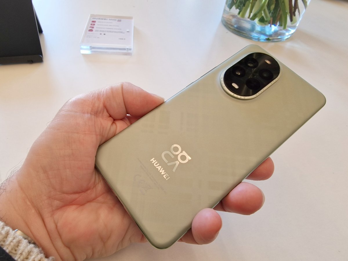 Le smartphone Huawei Nova 13 est disponible en vert ou noir. ©Xavier Regord pour Clubic