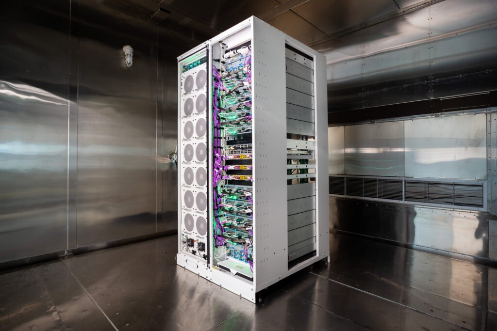 Un rack sur mesure pour l'accélérateur d'IA Maia 100 dans un laboratoire de Microsoft à Redmond © Microsoft