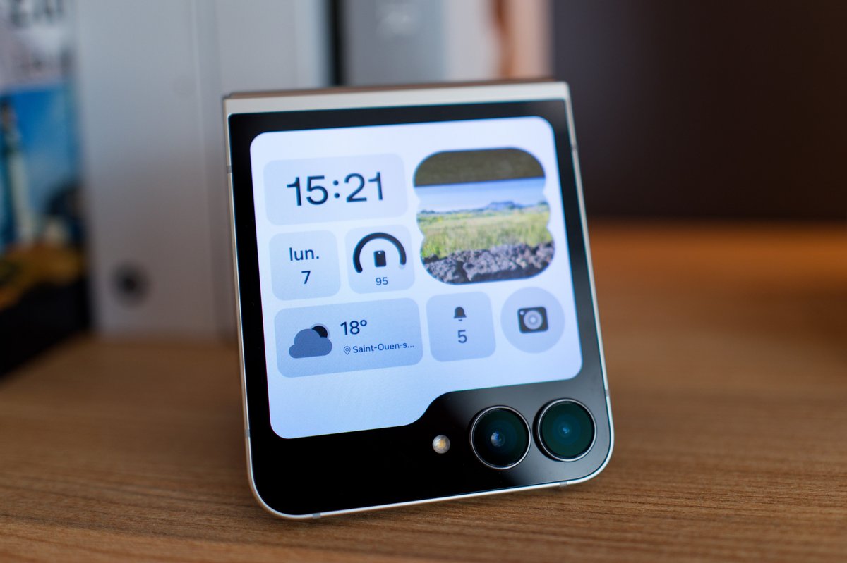 Le Samsung Galaxy Z  Flip 7 FE reprend l'aspect du Z Flip 6 © Marc Mitrani pour Clubic