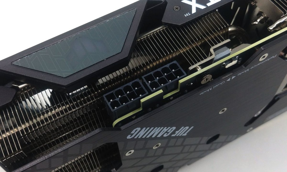 Un connectique presque normale pour cette RTX 3080 © Nerces pour Clubic