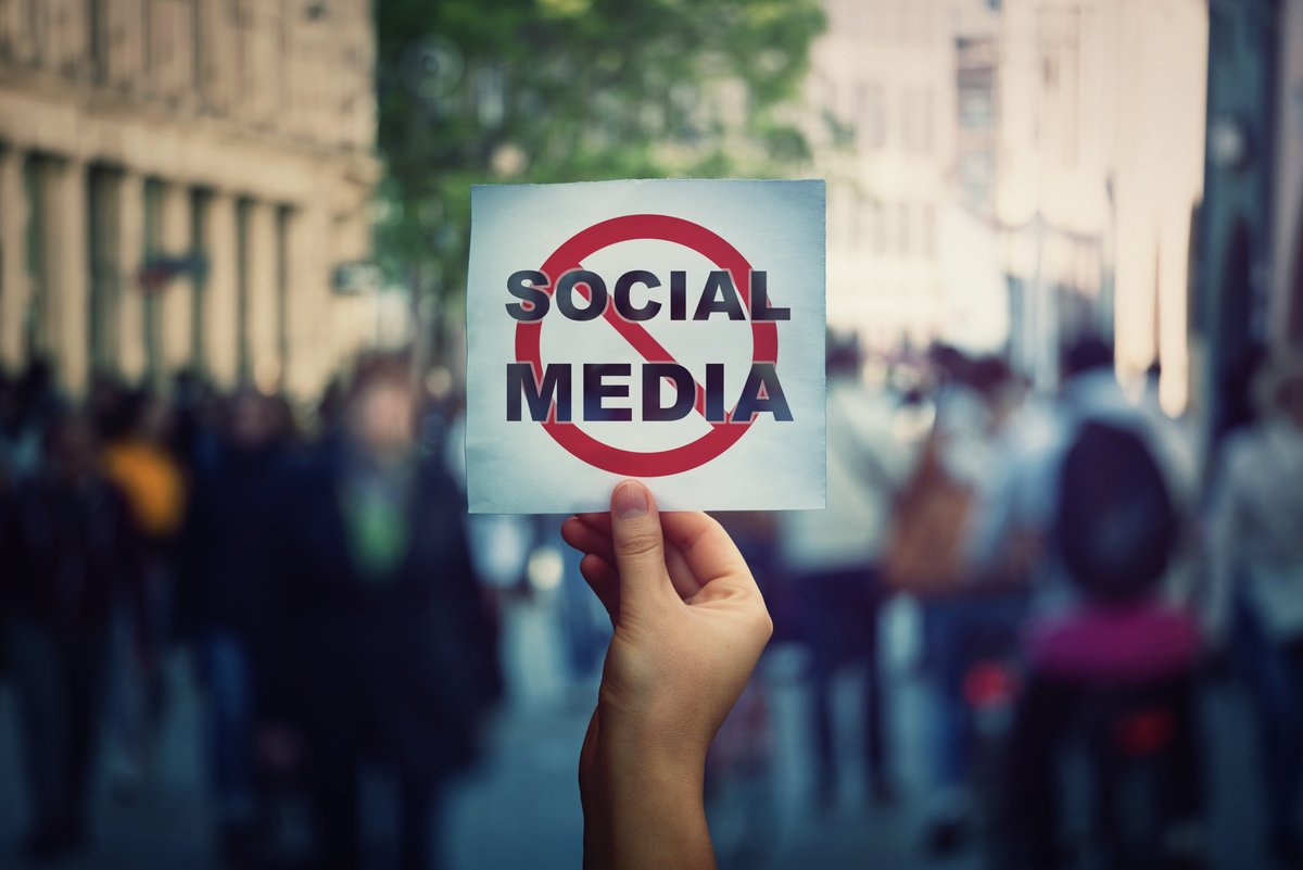 Si les réseaux sociaux ne censurent pas explicitement, leurs algorithmes savent très bien faire disparaitre l'information non rentable et/ou dissidente © StunningArt / Shutterstock