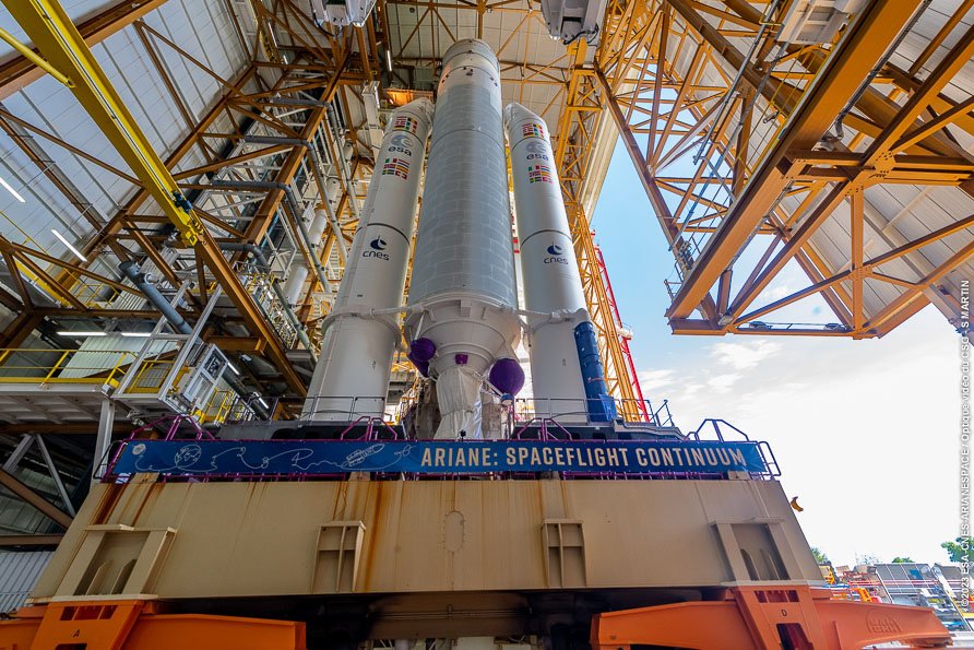 La dernière Ariane 5 presque assemblée (il ne reste que le composite supérieur). Crédits ESA/CNES/Arianespace/CSG/S.Martin