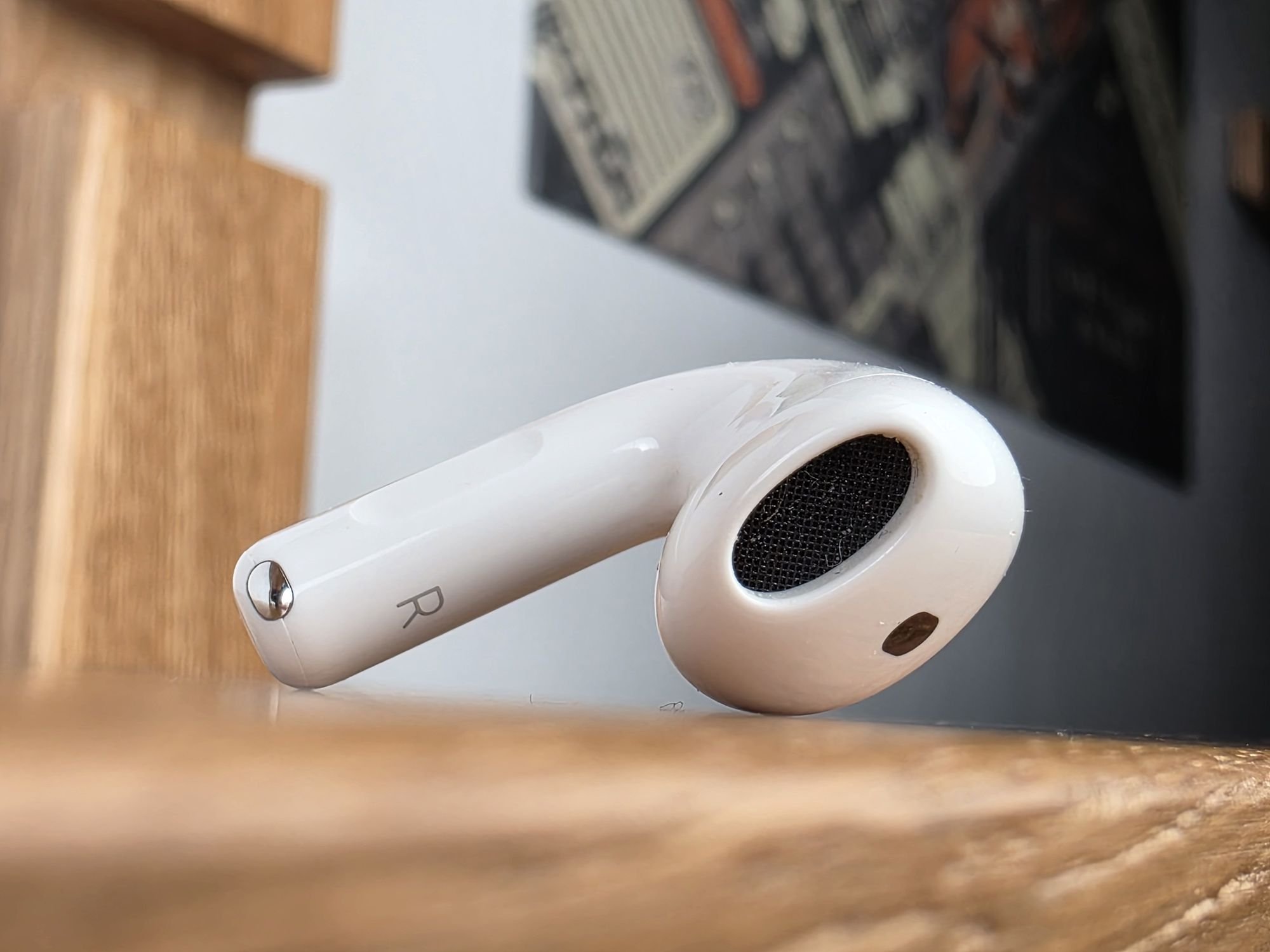 Reconnaissable mais nouveaux, les Apple Airpods 4 constituent une réelle évolution par rapport aux Airpods 3 © Guillaume Fourcadier pour Clubic