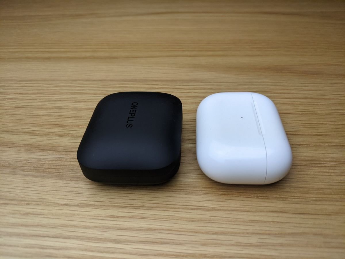 Boîte des OnePluds Buds Pro à gauche, celle des Airpods Pro à droite © Guillaume Fourcadier pour Clubic