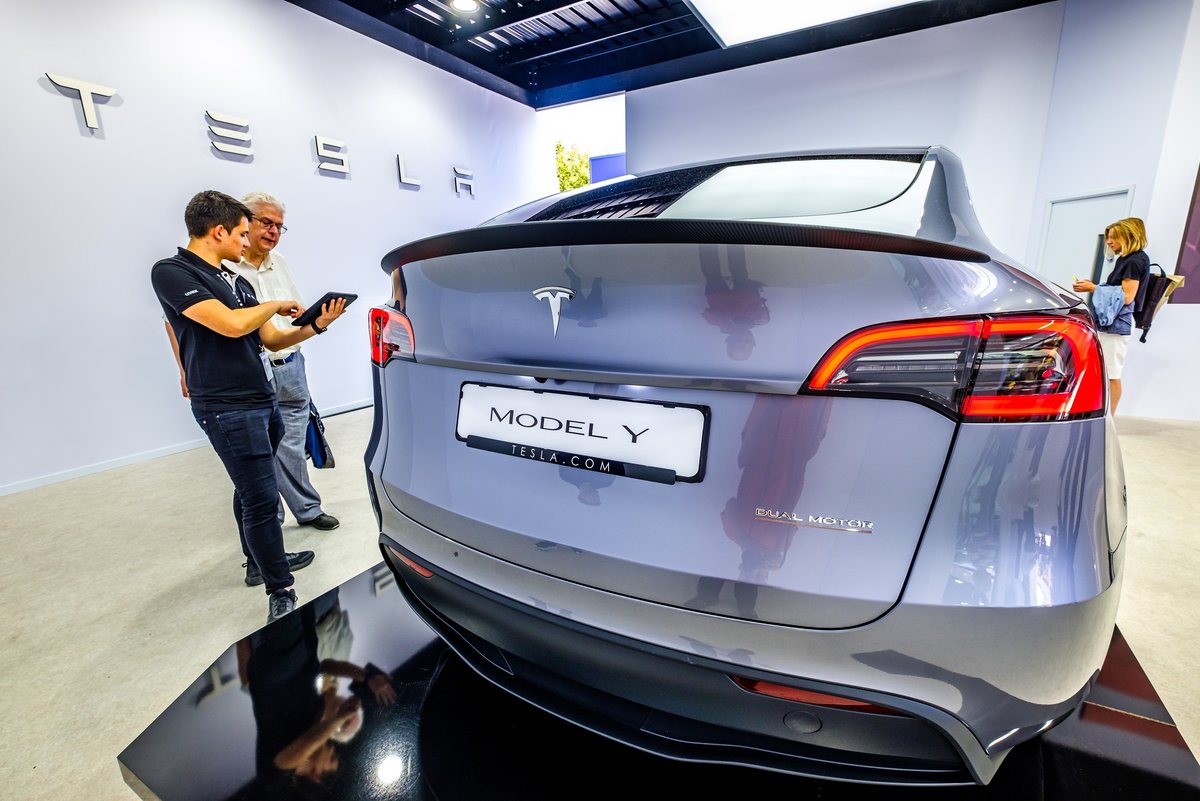 Une Tesla Model Y exposée dans un magasin Tesla © FooTToo / Shutterstock.com