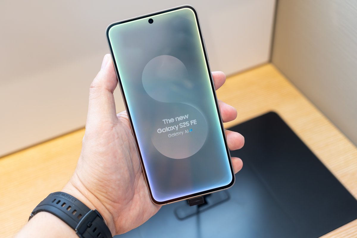 Bientôt une IA Samsung capable de coder des applications rien que pour vous ? ©Wongsakorn 2468 / Shutterstock.com