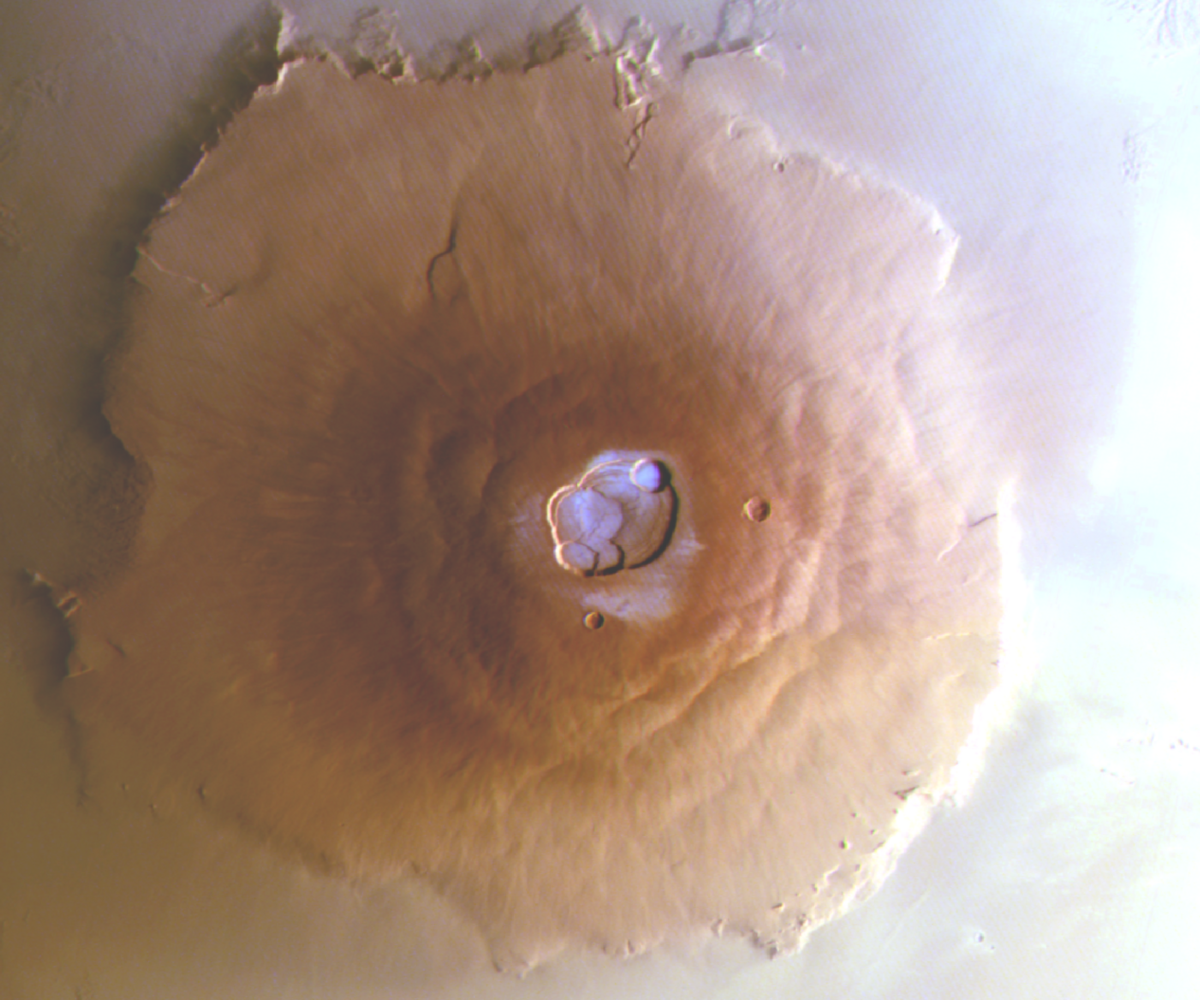 Le célèbre volcan Olympus Mons sur Mars, avec en surbrillance les traces de givre détectées dans cette nouvelle publication. © ESA/DLR/FU Berlin CC-BY-SA 3.0