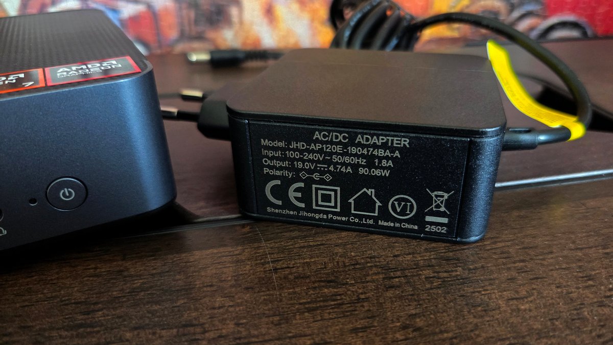 Compacte, l'alimentation externe assure tout de même 90,06 watts ©Nerces pour Clubic