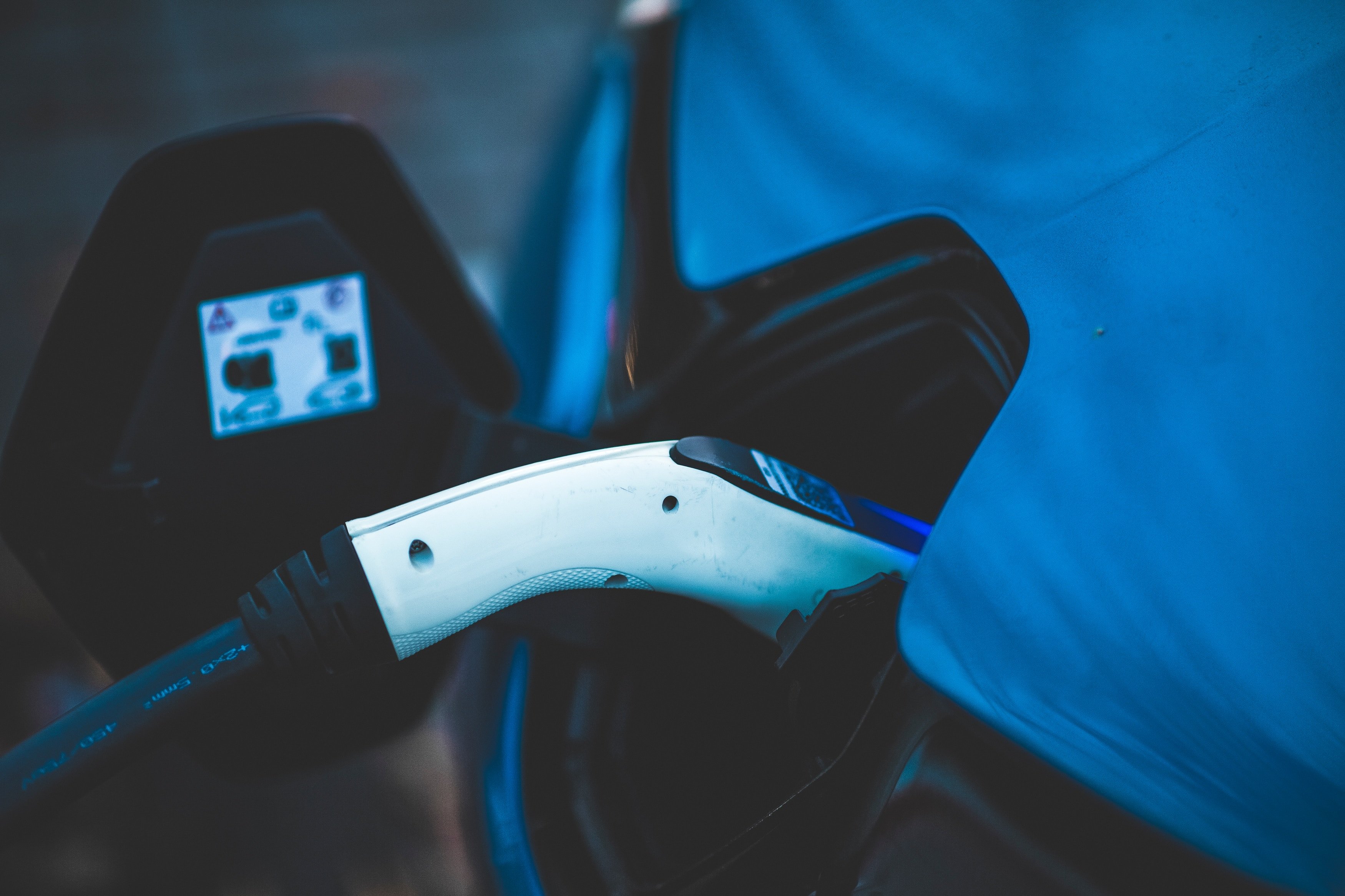 Brancher sa voiture sur une borne de recharge n'est que le début d'un parcours qui peut être semé d'embûches © Markus Spiske / Unsplash