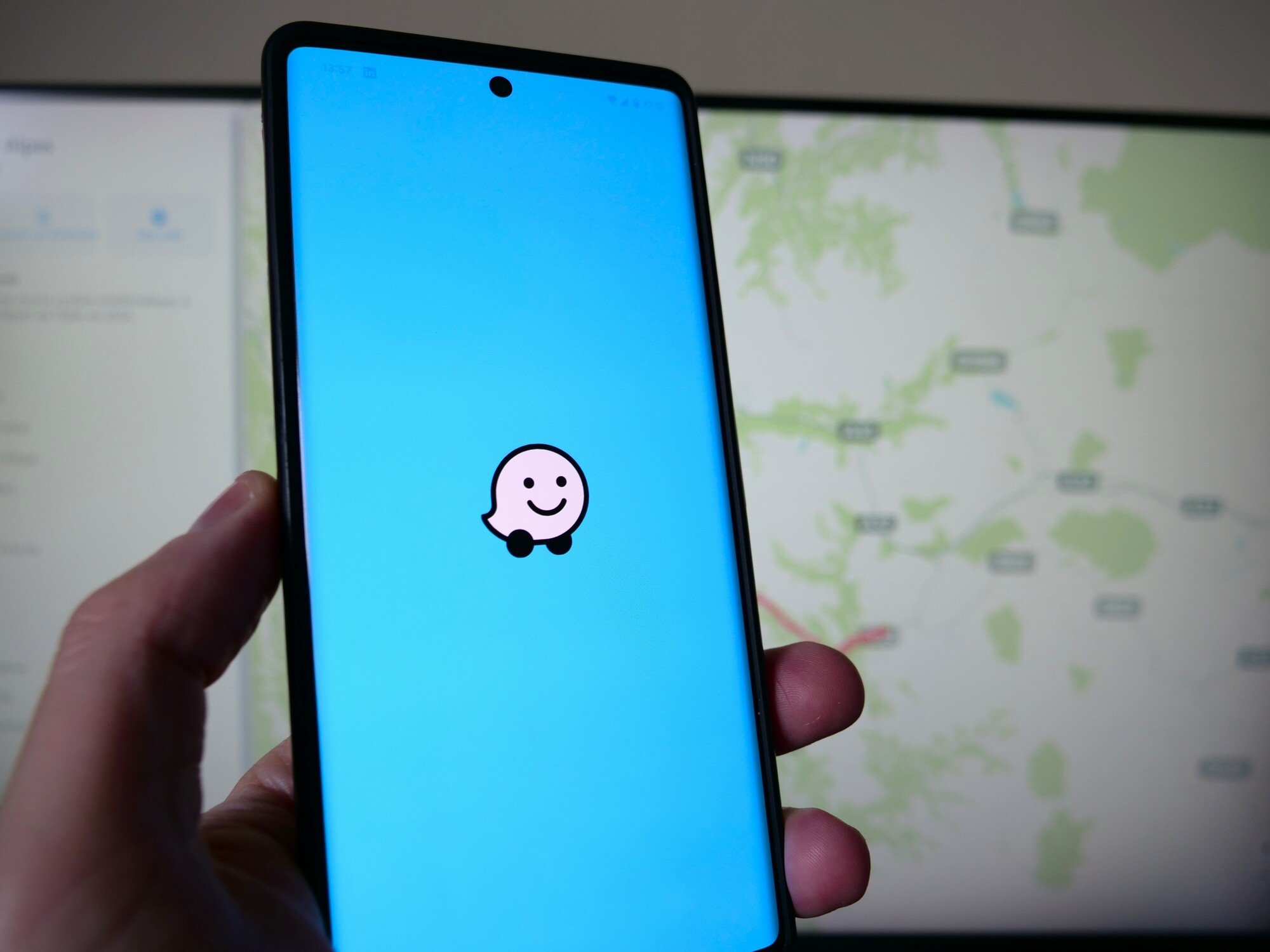 L'application Waze en train de s'ouvrir sur mobile © Alexandre Boero / Clubic