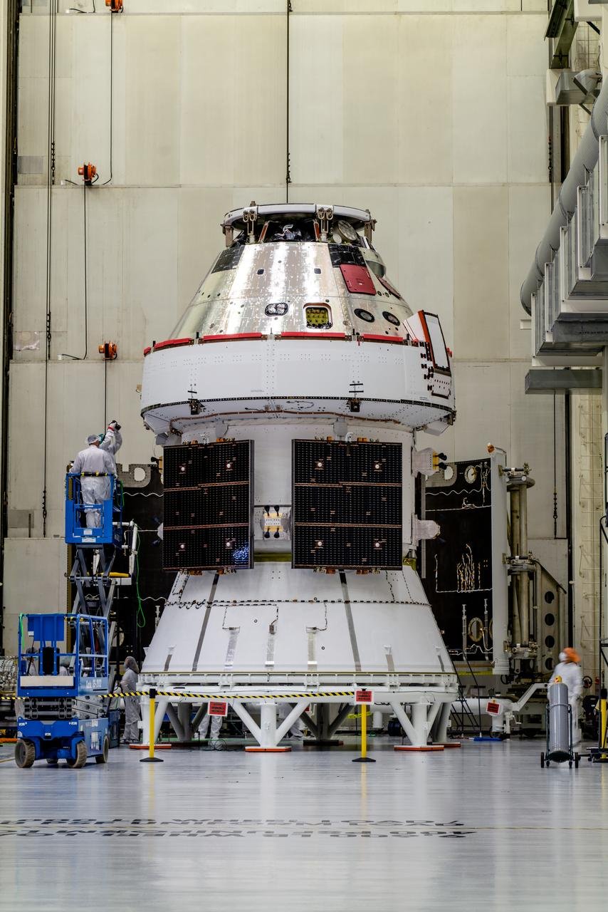 La vraie capsule Orion d'Artemis-I, avec son module de service et l'adapteur conique à la fusée SLS © NASA / Radislav Sinyak