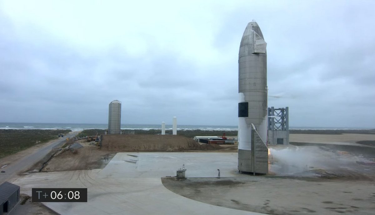 Starship à la verticale, quelques secondes après son atterrissage. Crédits SpaceX