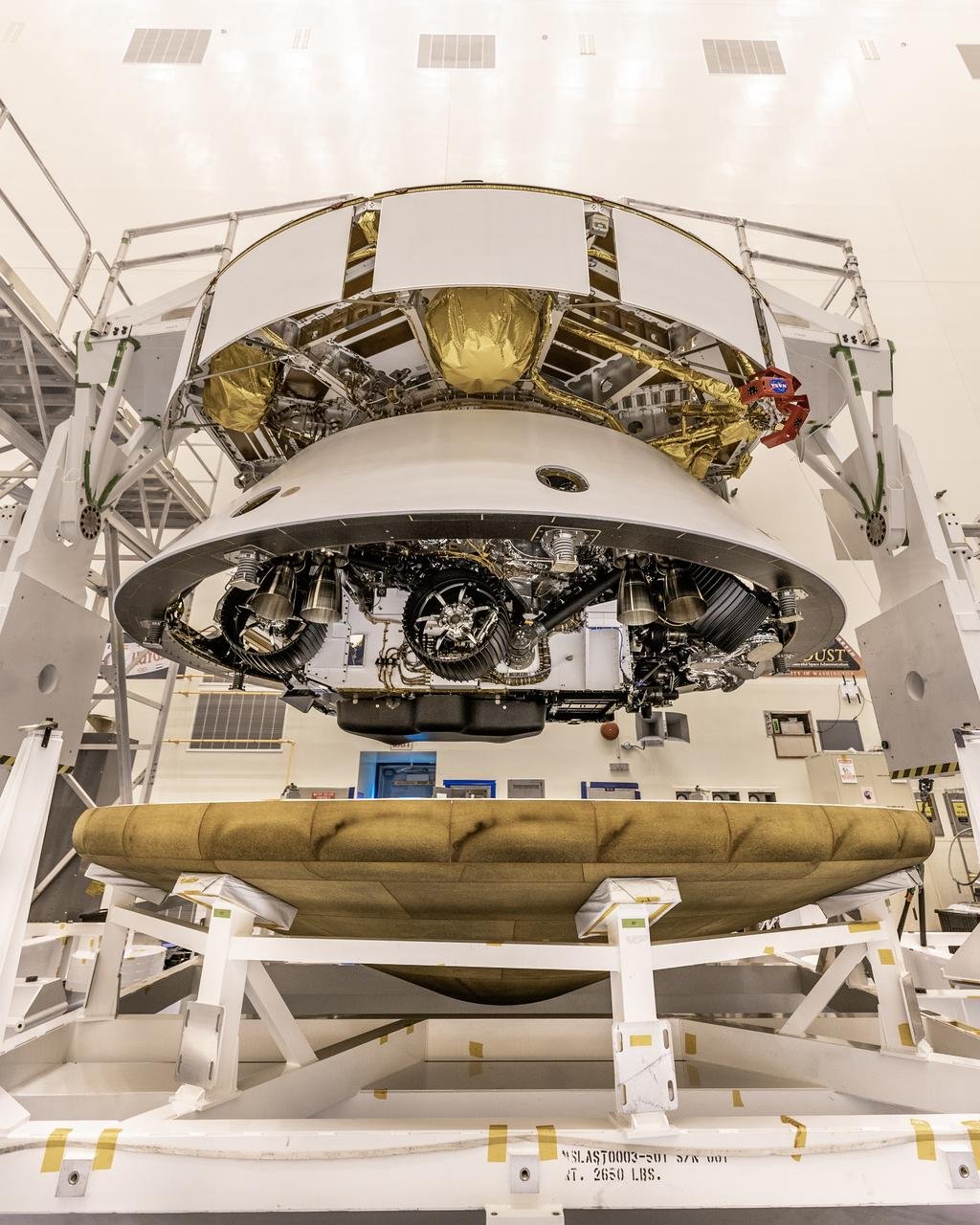 De haut en bas, tout ce qu'il fallait pour poser le rover : l'étage de croisière, la coque arrière avec les parachutes, la "skycrane" enserrant le rover replié dans ses bras, et le bouclier dessous. Crédits NASA