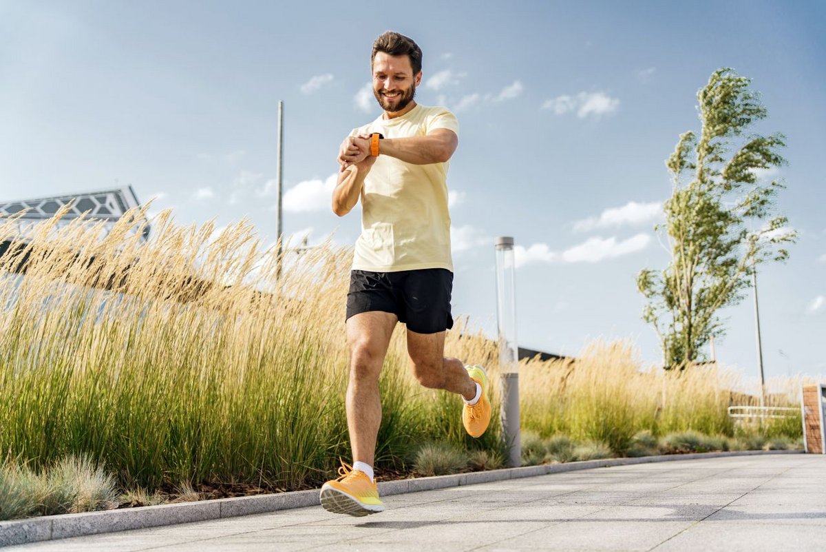 Porter une montre connectée pendant le sport peut mettre votre santé en danger © muse studio / Shutterstock