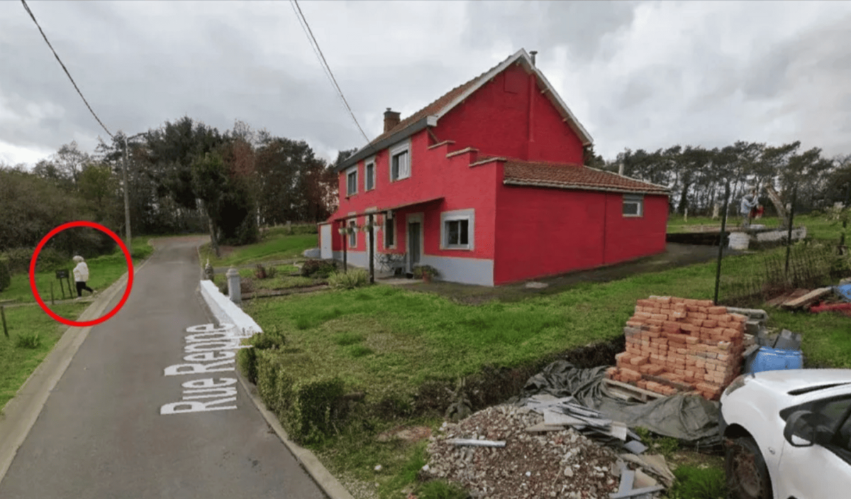 À gauche, on voit Paulette traverser la route, pendant que son mari étend, à droite, le linge dans le jardin © The Sun