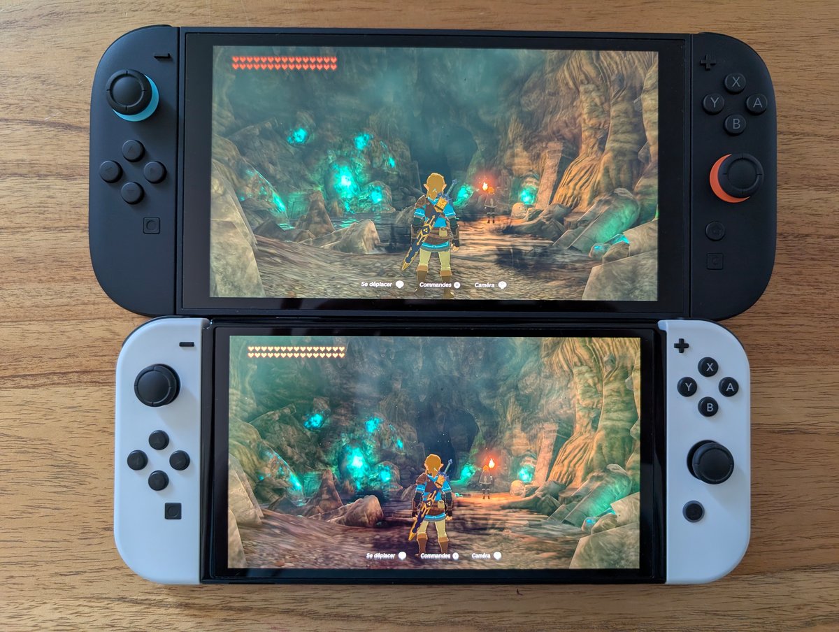 La Switch 2 au dessus, l'OLED en dessous, franchement, ça va ! ©Colin Golberg