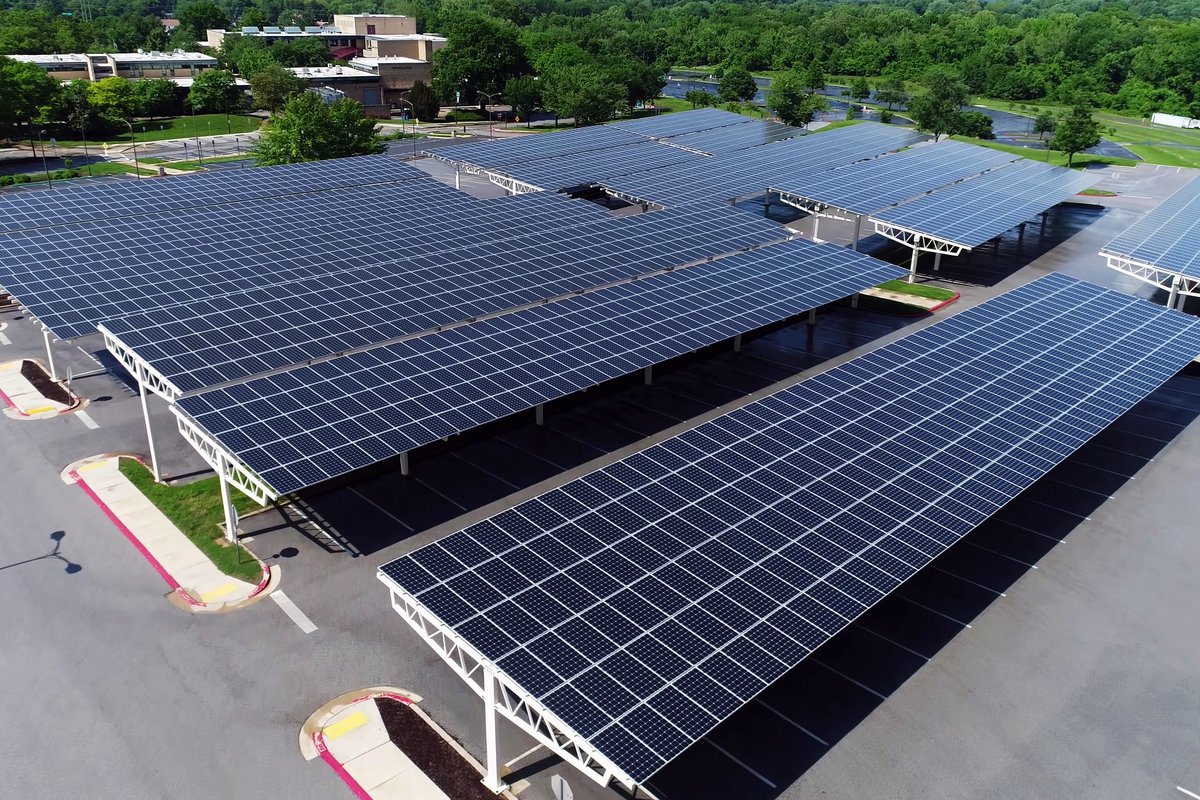 Des panneaux solaires sur tous les parkings SNCF, une plausible réalité © Shutterstock