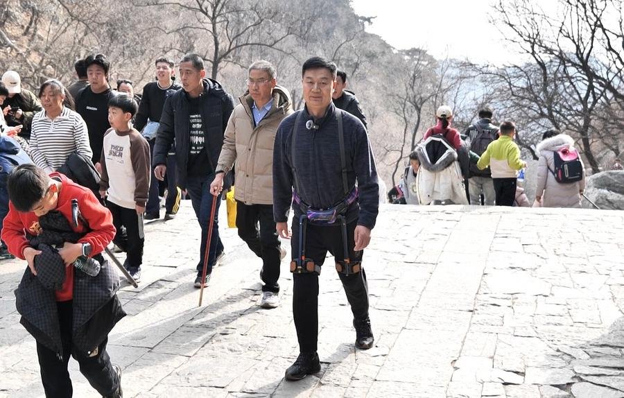 Pour environ 10 euros, vous pouvez louer cet exosquelette au pied du mont Tai en Chine - © Xinhua