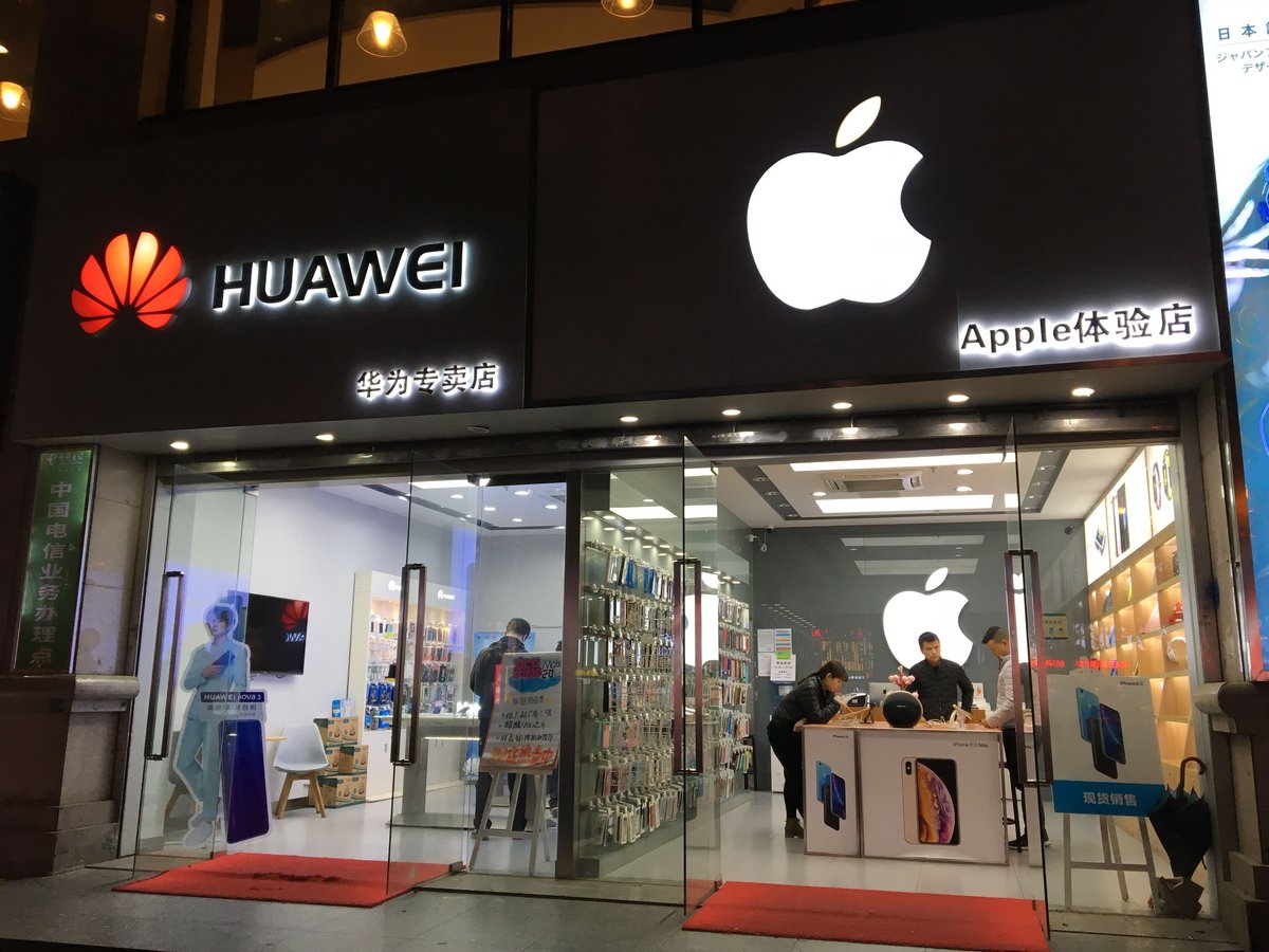 Des magasins Huawei et Apple en Chine. © StreetVJ / Shutterstock