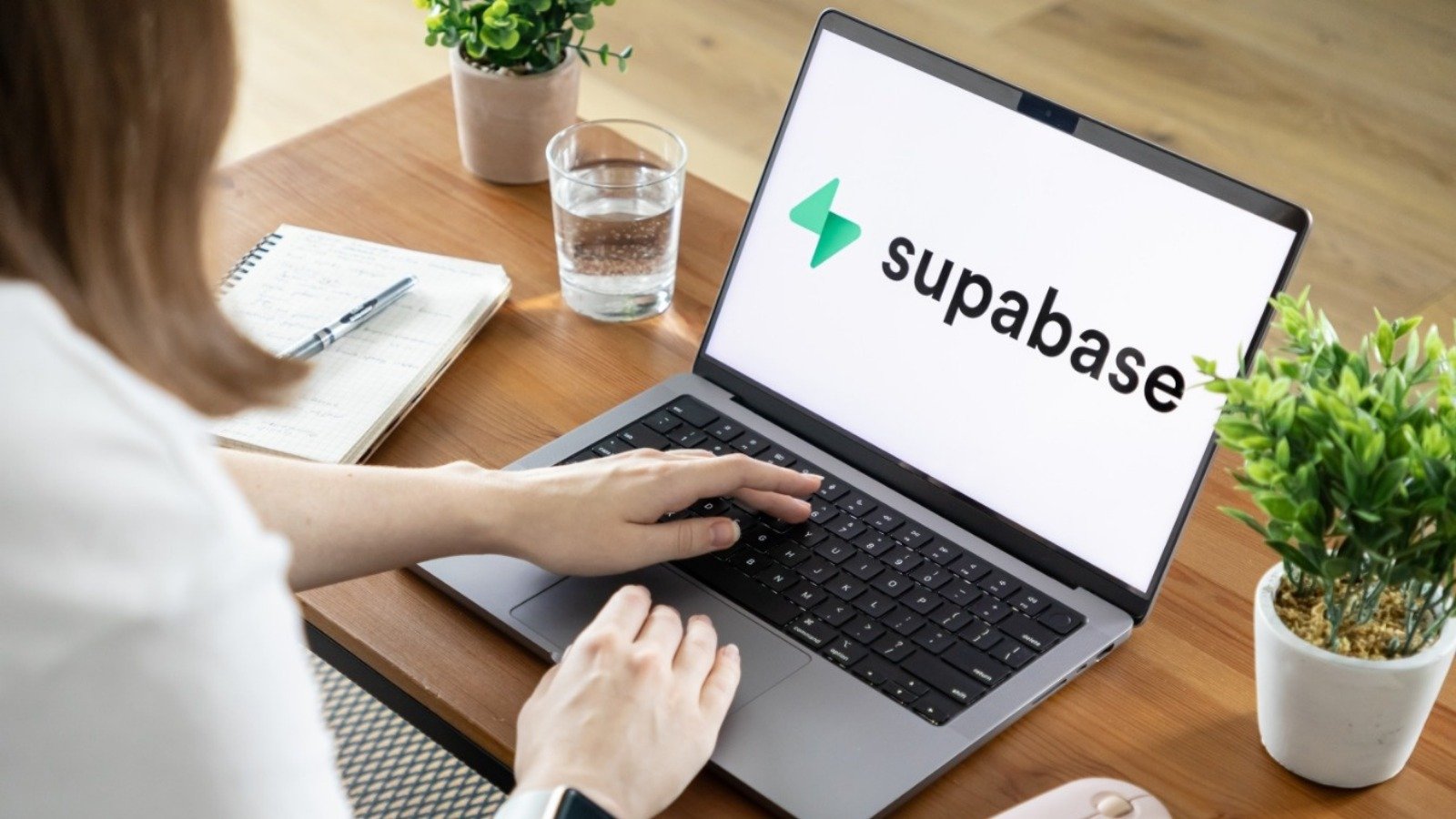 Quand un créateur laisse une table Supabase mal réglée, n'importe quel internaute peut en lire le contenu, pièces d'identité et messages privés compris - ©aileenchik / Shutterstock