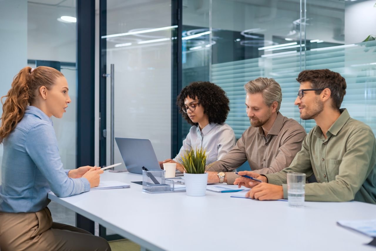 Consulter un devis et choisir le moins-disant n'est pas toujours judicieux. Il faut creuser, poser des questions précises et évaluer la solidité de l'offre au-delà du tarif affiché - ©tsyhun / Shutterstock