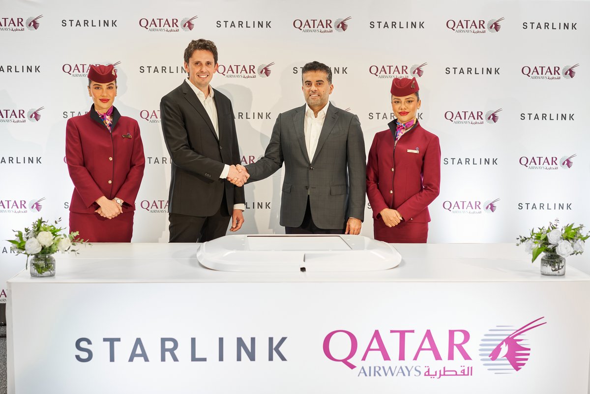 La poignée de main entre Badr Mohammed Al-Meer (sur la droite) et Mike Nicolls, sur la gauche © Qatar Airways / Starlink